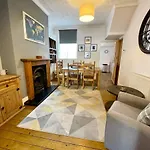 Spacious 3 Bedroom Retreat For Professionals