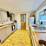 Spacious 3 Bedroom Retreat For Professionals