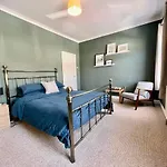 Spacious 3 Bedroom Retreat For Professionals