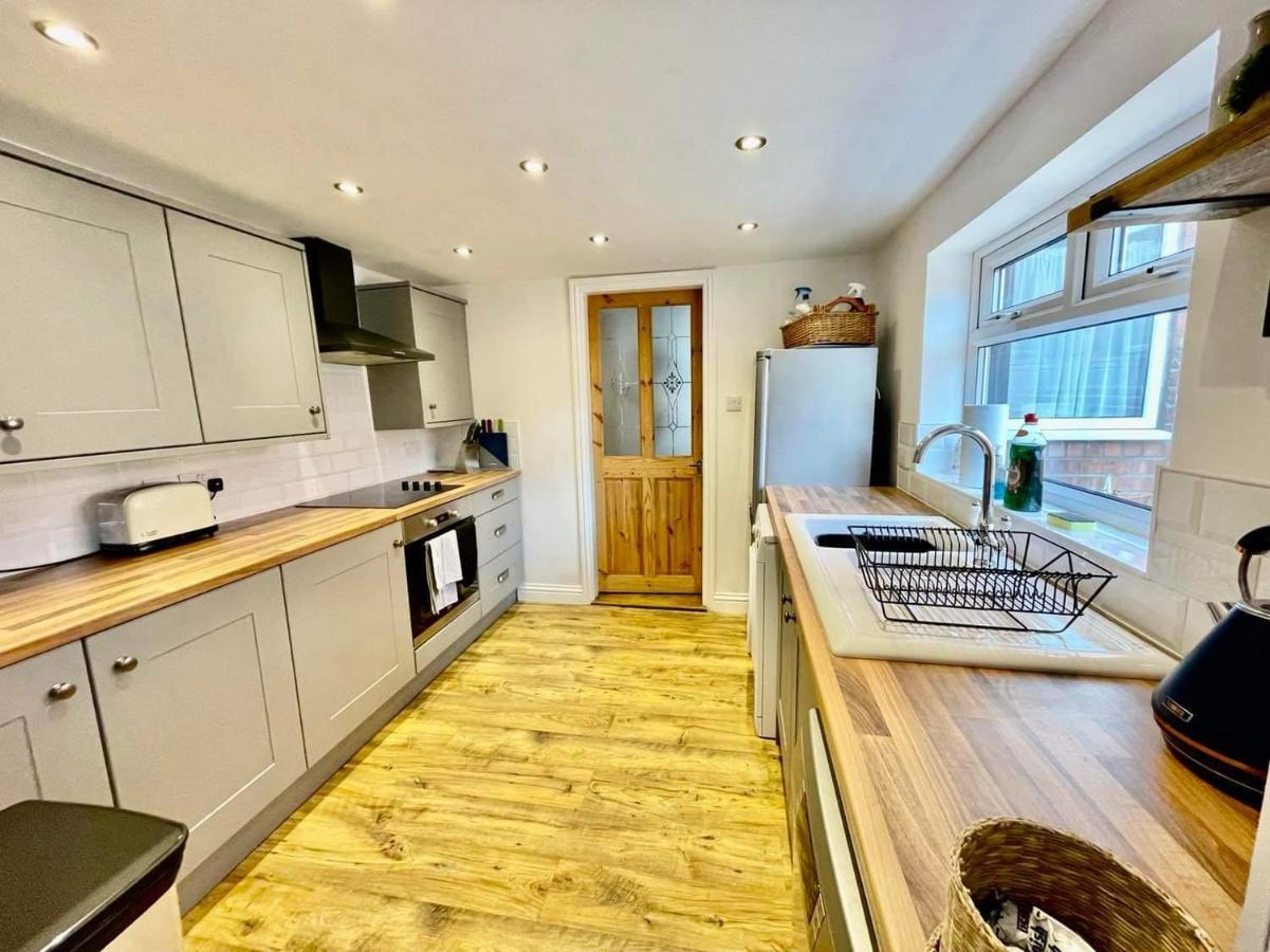Spacious 3 Bedroom Retreat For Professionals Kingston upon Hull