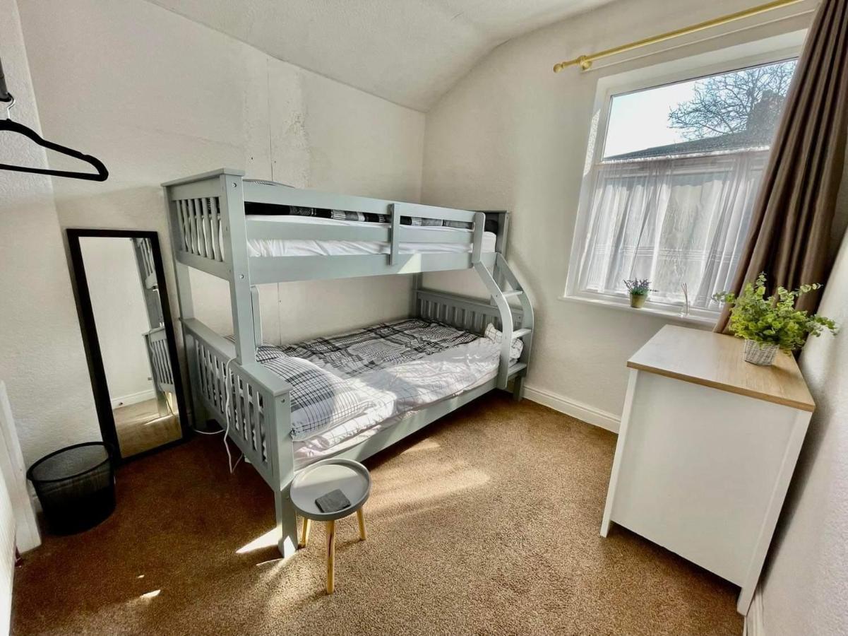 Spacious 3 Bedroom Retreat For Professionals * Kingston upon Hull